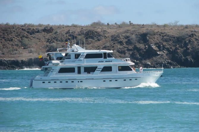 galapagos-tourist-superior-cruise