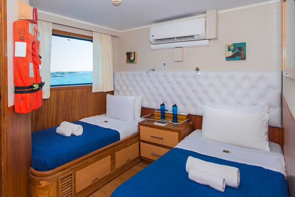 koln-tourist-superior-galapagos-cruise