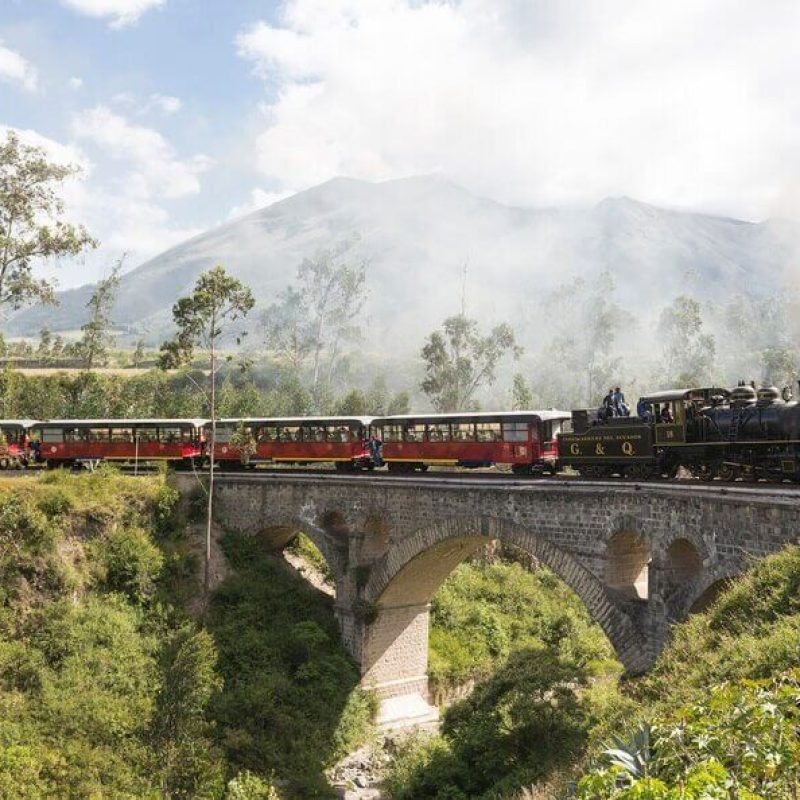 turismo-en-ecuador-viaje-turistico-en-tren-tour-tren-de-los-lagos-e1755883762738